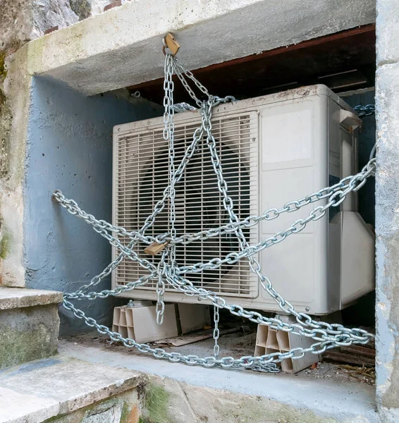 Compresor Aire Acondicionado Exterior Dentro Celda Hormigón Protegida Con Cadenas —  Fotos de Stock