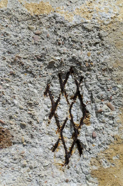 Fer Rhomboid Rouillé Raccord Dans Mur Béton Séparateur Jeune Fille — Photo