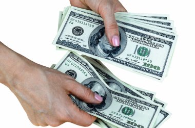 Amerika Birleşik Devletleri 'nin beyaz arka planda izole edilmiş 100 dolarlık banknotlarını tutan ve sayan kadın eller.