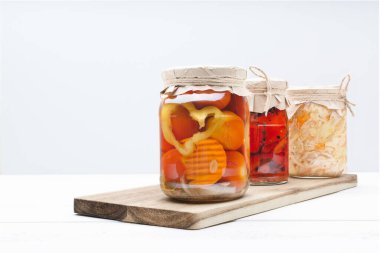 Konserveler için cam kavanozda mayalanmış çeşitli sebzeler.