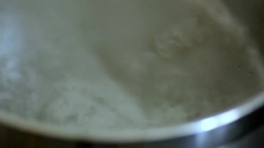 Spagetti kaynayan suya konur. Yakın plan..
