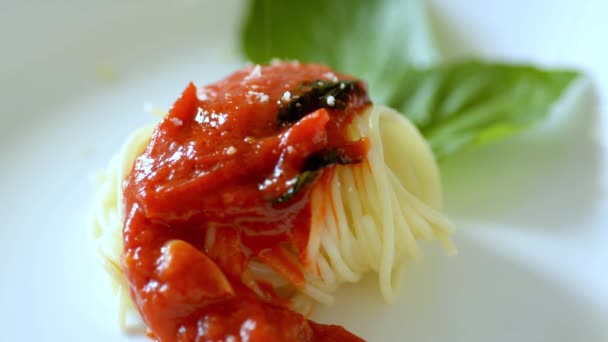 Parmezaanse kaas wordt gegoten over de gekookte pasta, voor het serveren in de klantenkring. — Stockvideo