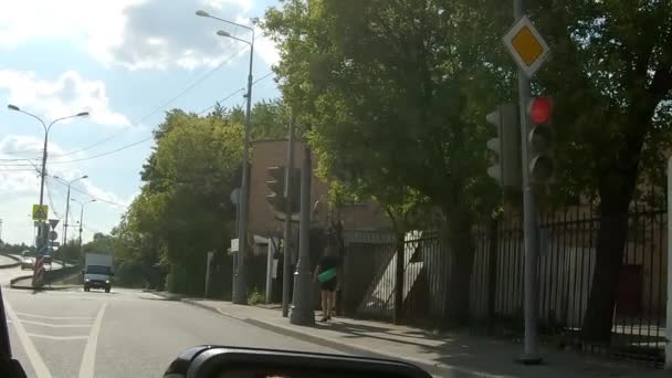 Un coche deportivo comienza a conducir en un semáforo verde . — Vídeo de stock