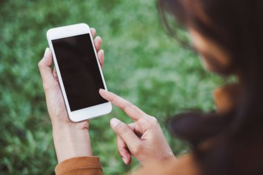 İnternet alışverişi ve e-ticaret para transfer kavramı için ekranı izole eden akıllı telefon / cep telefonu kullanan eller