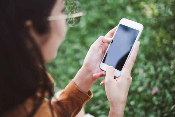 Manos Sosteniendo Usando Teléfono Inteligente Celular Con Pantalla Aislada Para — Foto de Stock