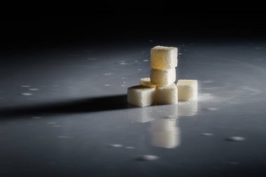 Kesme şeker. Siyah arkaplandaki şekerden kuleler