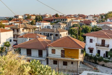 Tipik kiremit çatılı Yunan kasabası