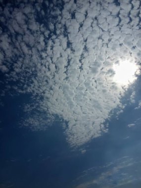 Güzel kümülüs, öğlen vakti gökyüzünde biriken bulut.