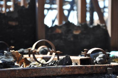 Metal yapılar, çiviler ve cıvatalar