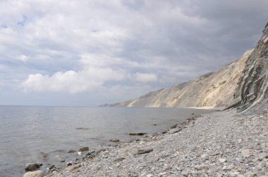 Fırtınadan sonra dağ kıyısındaki manzara