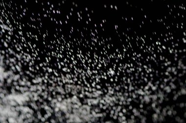 Damlacıklar şeklinde koyu bir arkaplanda açık renk