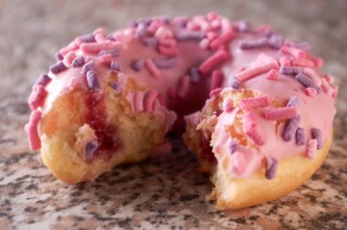 Donada 'yı yakın plan masadan ısır.