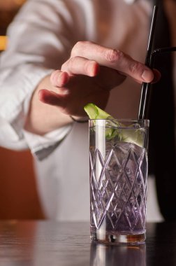 Kokteyl arka plandaki sarı arka planda.