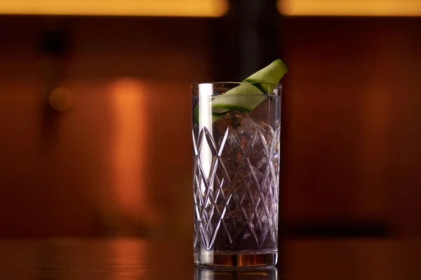 Cocktail closeup στο κίτρινο φόντο του ανθρώπου φόντο — Φωτογραφία Αρχείου