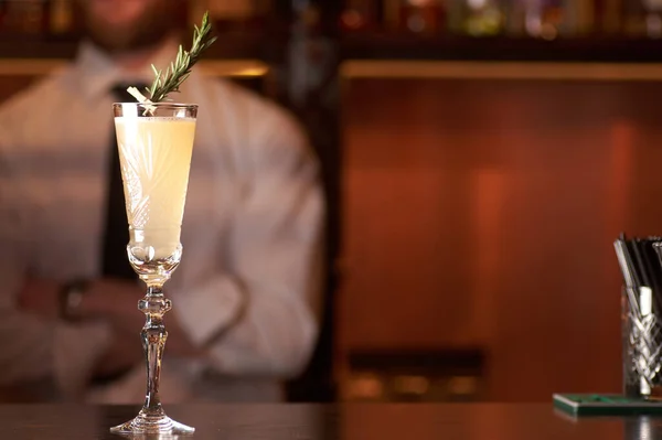 Cocktail closeup op gele achtergrond in de achtergrond man — Stockfoto