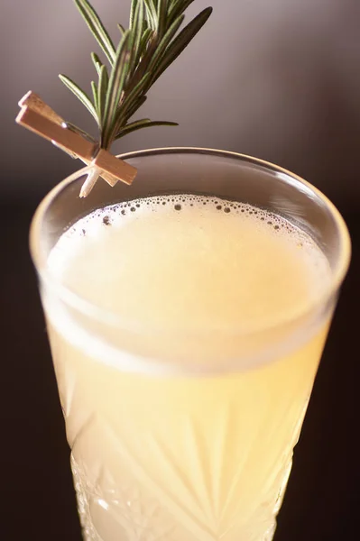 Cocktail closeup op gele achtergrond in de achtergrond man — Stockfoto