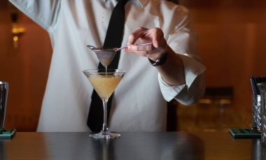 Barda kokteyl hazırlayan adam.