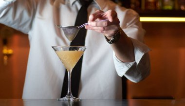 Barda kokteyl hazırlayan adam.