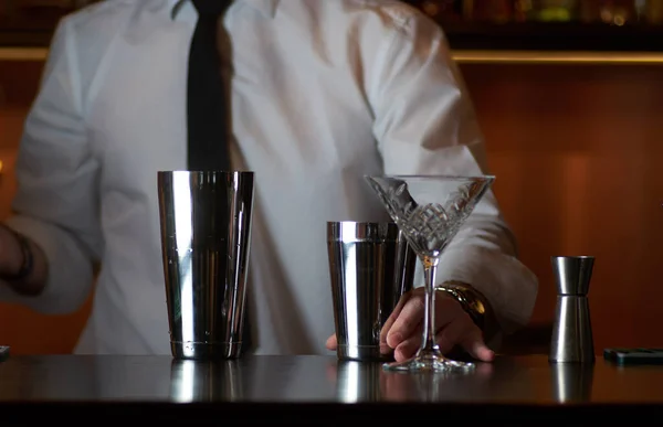 Mann bereitet an der Bar einen Cocktail zu — Stockfoto