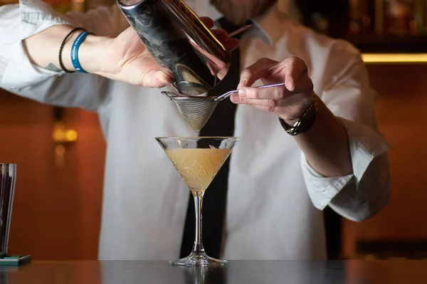 Uomo che prepara un cocktail al bar — Foto Stock