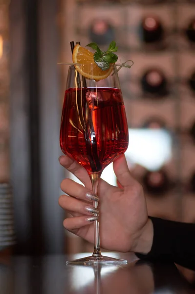 Een cocktail van rood in de hand — Stockfoto