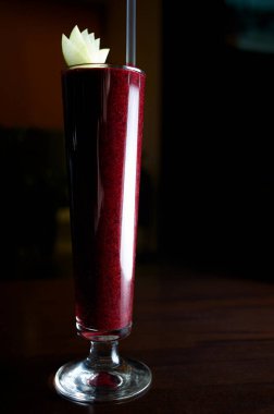 Burgonya kokteyli ve pipet.