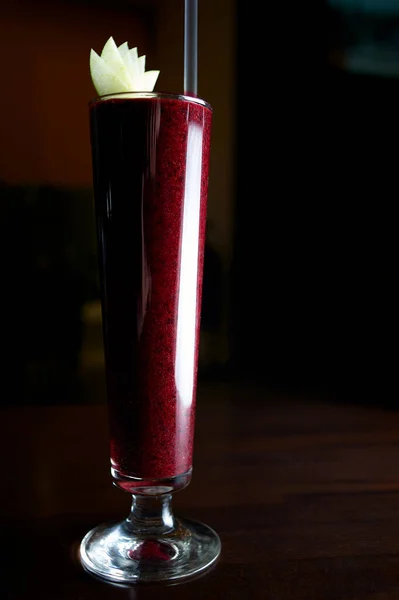 Bourgogne cocktail met een rietje — Stockfoto