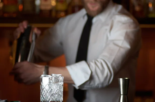 Cuisson cocktail rouge mains closeup dans le bar des ressources humaines — Photo