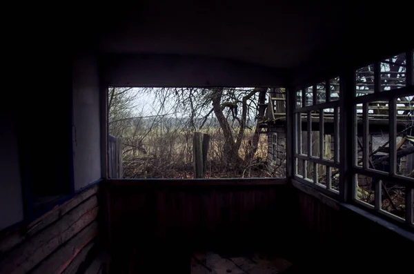Janela partida numa casa velha abandonada — Fotografia de Stock