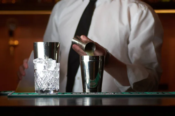 Koken rode cocktail closeup Handen in de human resources bar — Stockfoto