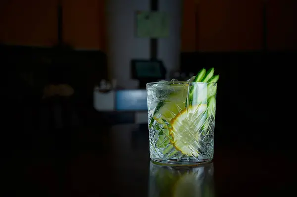 Transparante cocktail met ijs en decoratie — Stockfoto