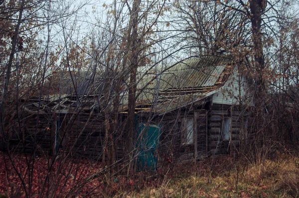 Старый бревенчатый дом с разрушением в деревне — стоковое фото