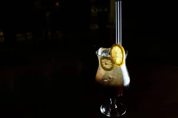 Cocktail transparent avec glace et décoration — Photo