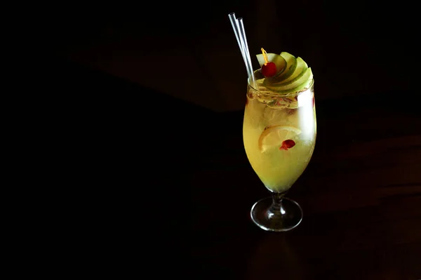 Transparante cocktail met ijs en decoratie — Stockfoto