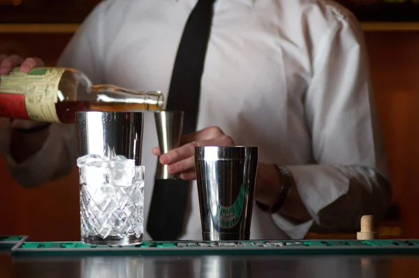 Koken rode cocktail closeup Handen in de human resources bar — Stockfoto