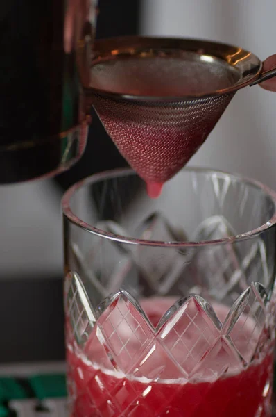 Rote Cocktails kochen in der Personalbar — Stockfoto