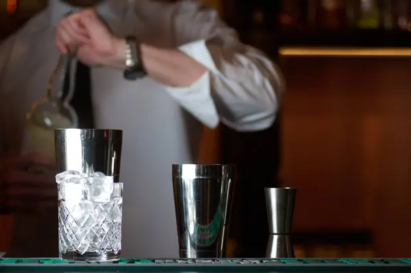 Koken rode cocktail closeup Handen in de human resources bar — Stockfoto