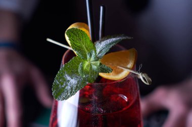 Kırmızı kokteyl hazırlıyorum. İnsan kaynakları barında eller.