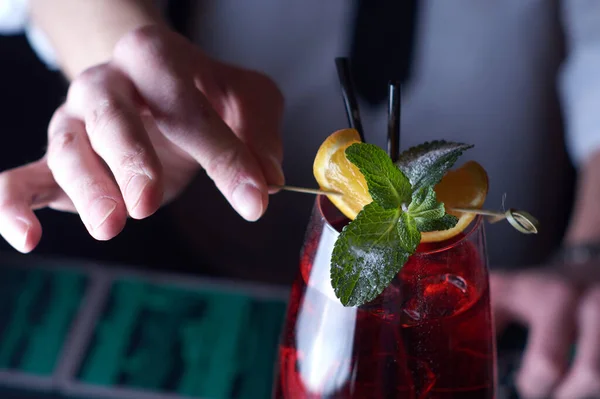 Cuisson cocktail rouge mains closeup dans le bar des ressources humaines — Photo