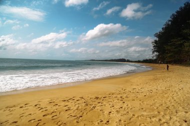Deniz ve öğleden sonra uçak uçar.