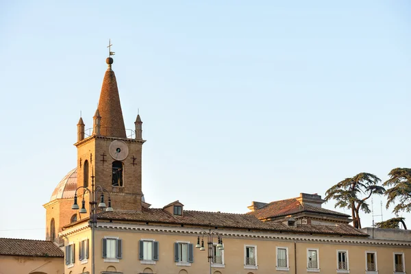 Campanario en plaza de popolo — Foto de Stock