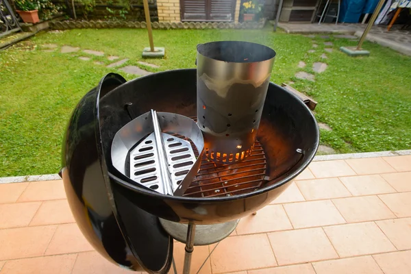 Voorbereiding van de barbecue grill — Stockfoto