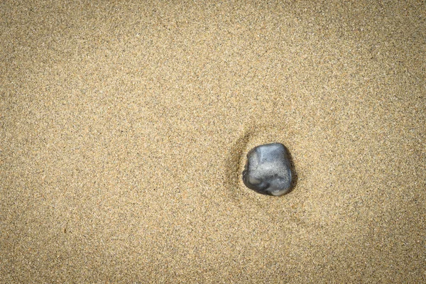 Piedra sobre arena —  Fotos de Stock