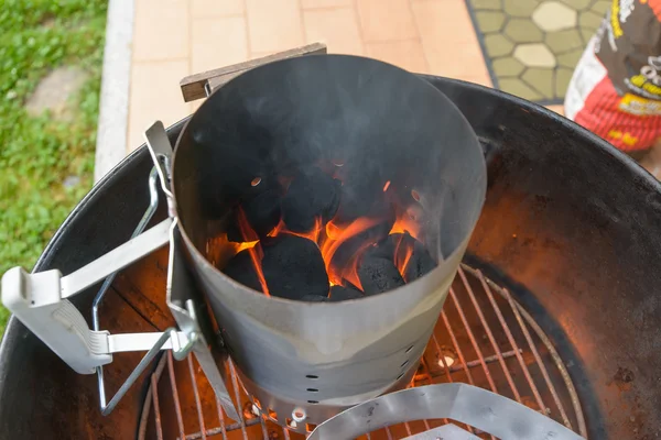 Preparazione griglia barbecue — Foto Stock