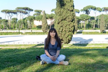 Kız sit çimenlerin üzerinde