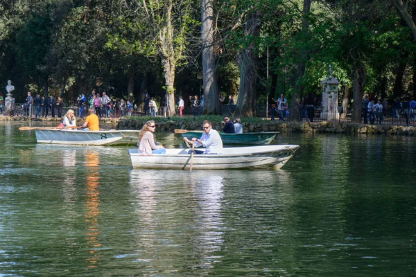 Jezero a lodí v Římě — Stock fotografie