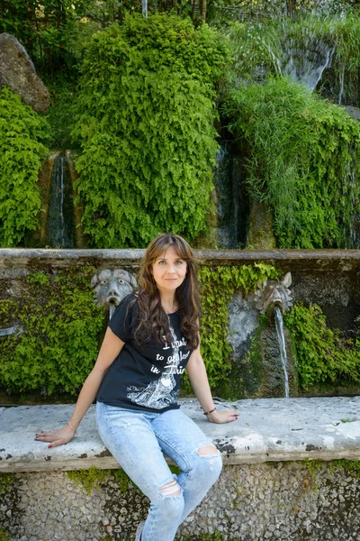 Mädchen in der Nähe von Brunnen — Stockfoto