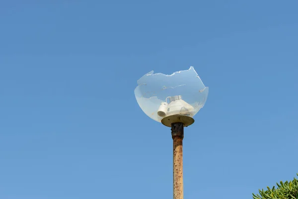 Gebroken glas lamp — Stockfoto