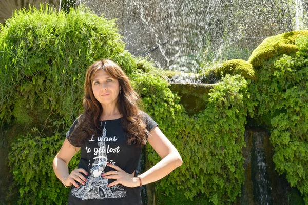 Mädchen in der Nähe von Brunnen — Stockfoto