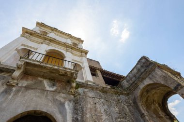 oud gebouw en blauwe hemel